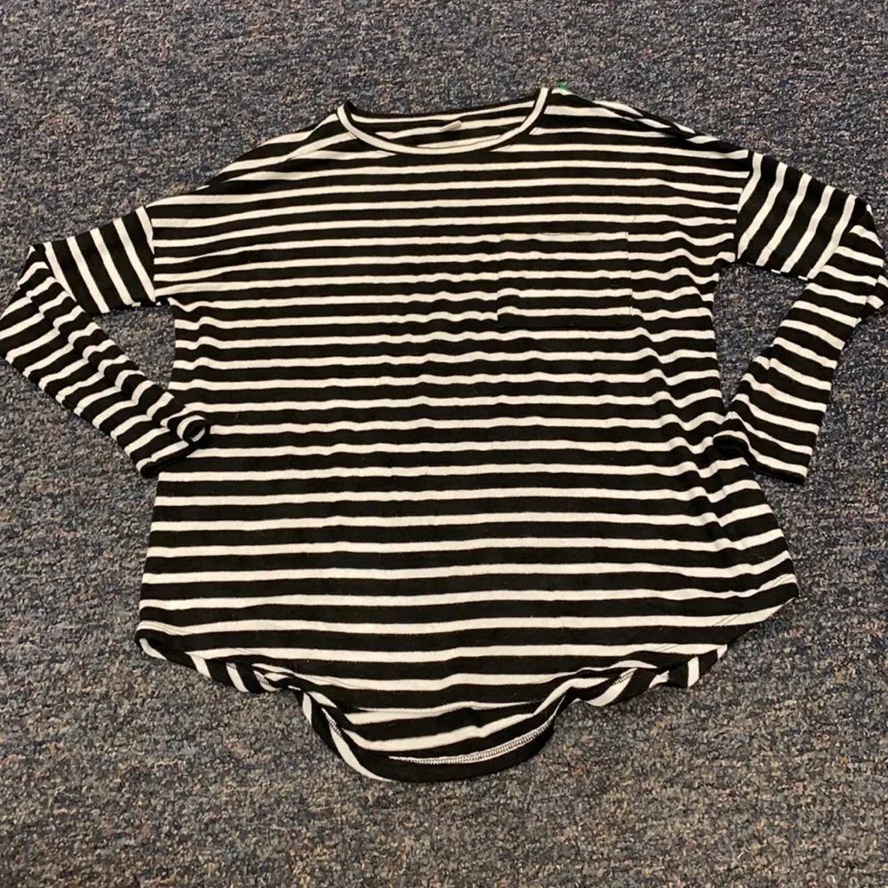 Old Navy Oversized Black and White top sz. XS